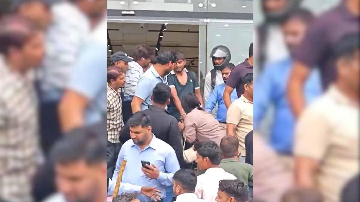 नोएडा के Zudio स्टोर में पति ने पत्नी को बॉयफ्रेंड के संग पकड़ा, लात-घूसों से जमकर की कुटाई