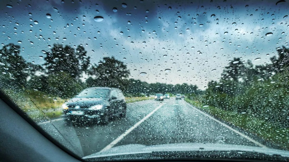 बारिश में कार लेकर निकलने से पहले पढ़ लें ये 5 जरूरी टिप्स, बड़े नुकसान से बच जाएंगे