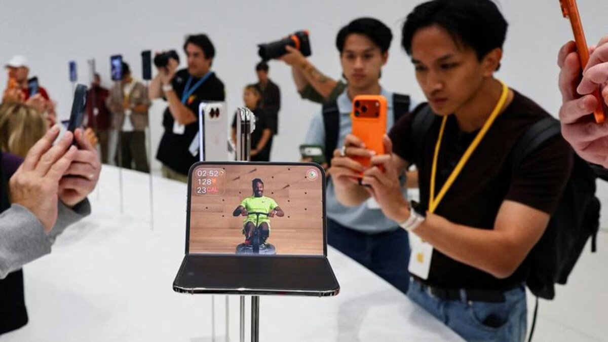 2 लाख का फोन, फिर भी दीवानगी ऐसी! लॉन्च होते ही आउट ऑफ स्टॉक हुआ Apple का पहला फोल्डेबल iPhone Duo